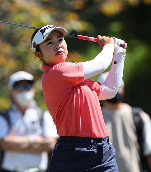 11番、ティーショットを放つ山下美夢有（撮影・上田博志）
