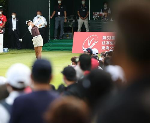 1番、ティーショットを放つ馬場咲希（撮影・上田博志）