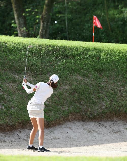 3番、バンカーショットを放つ馬場咲希（撮影・上田博志）