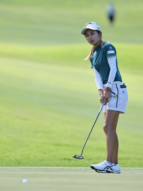 18番、バーディパットを決める安田祐香（撮影・上田博志）