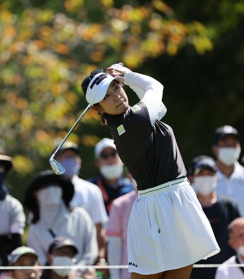 11番、ティーショットを放つ原英莉花（撮影・上田博志）