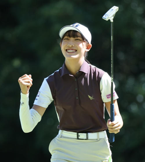 15番で初バーディーを決めガッツポーズをする馬場咲希（撮影・上田博志）