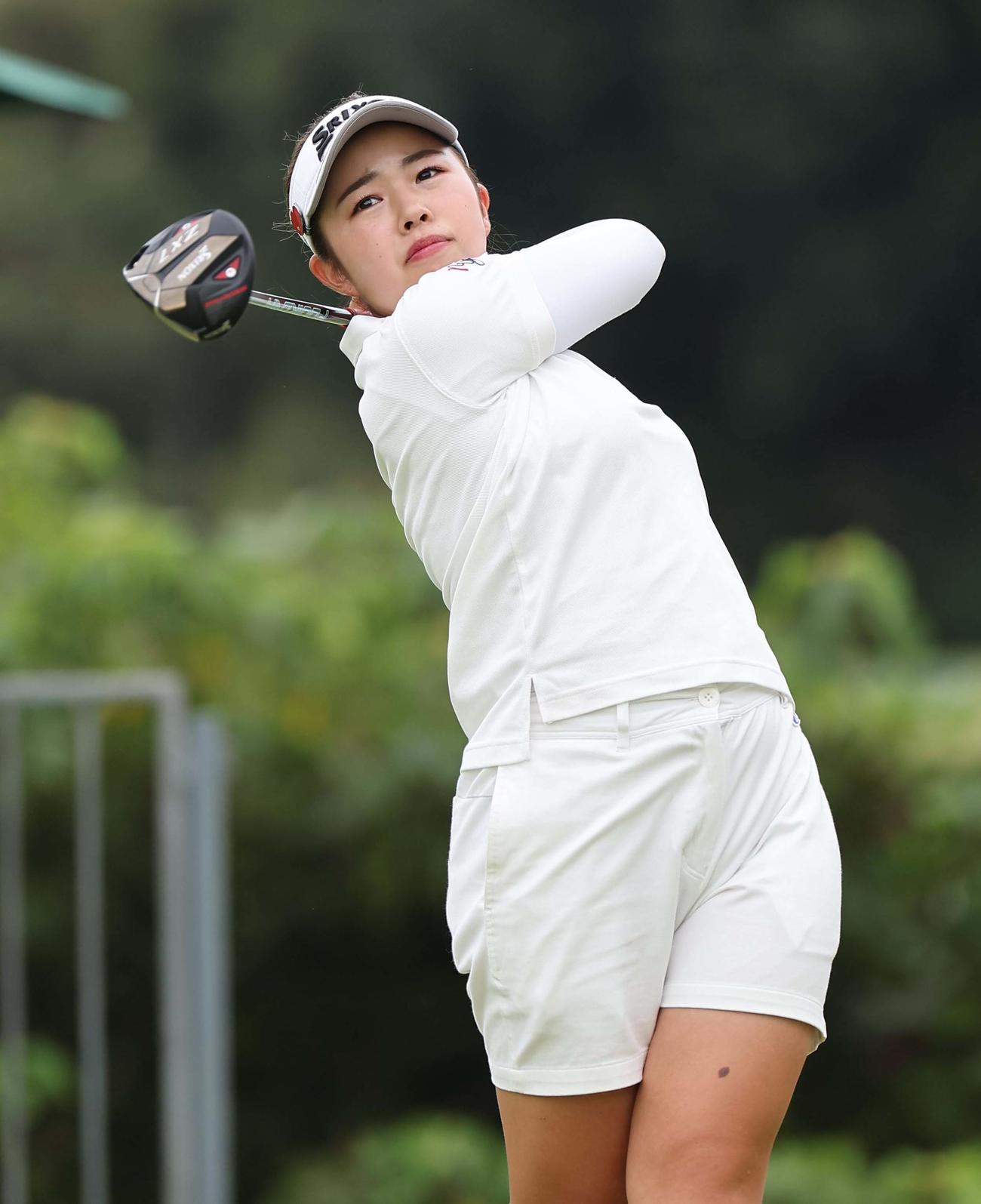 プロアマ戦でティーショットを放つ山下美夢有（撮影・上田博志）