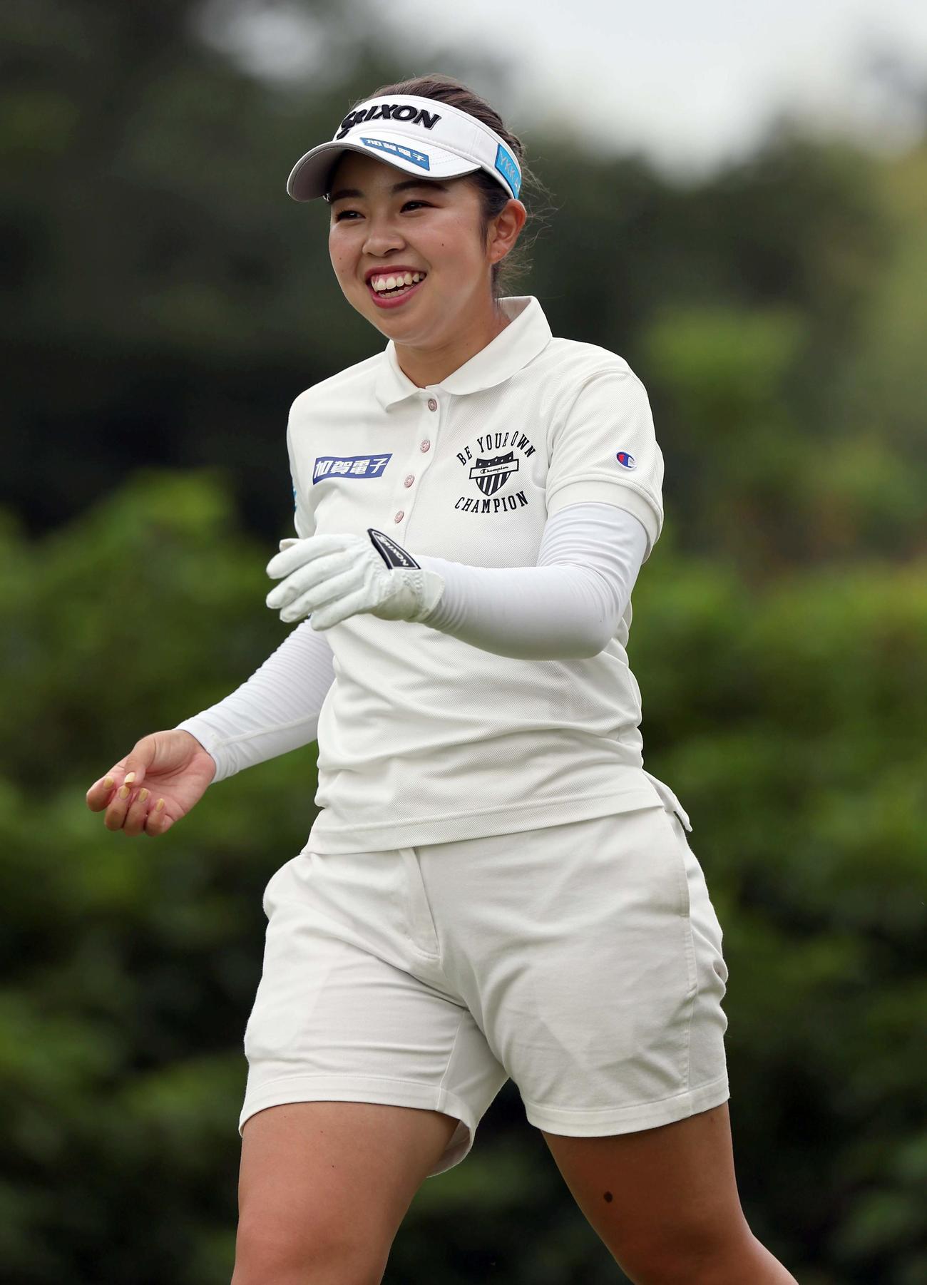 笑顔を見せながらプロアマ戦をラウンドする山下美夢有（撮影・上田博志）