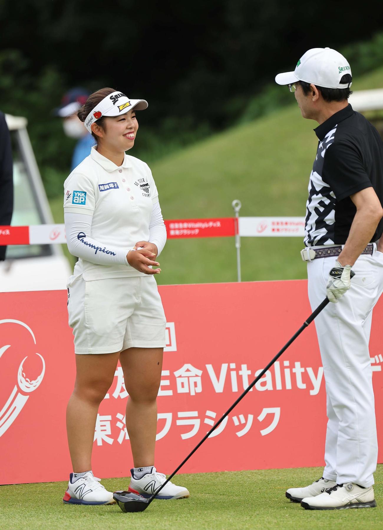 アマチュアと談笑する山下美夢有（撮影・上田博志）