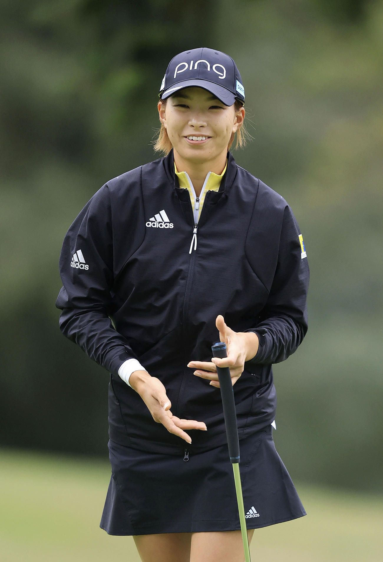 第1ラウンド、14番グリーンで笑顔を見せる渋野日向子。5アンダーで3位（共同）