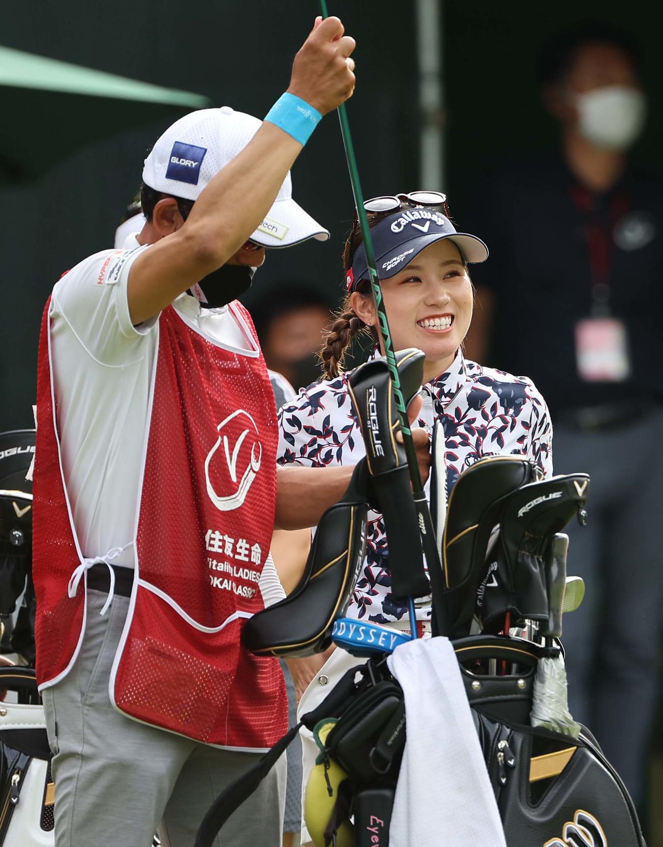 1番、ティーショットを放ち笑顔を見せる西村優菜（撮影・上田博志）