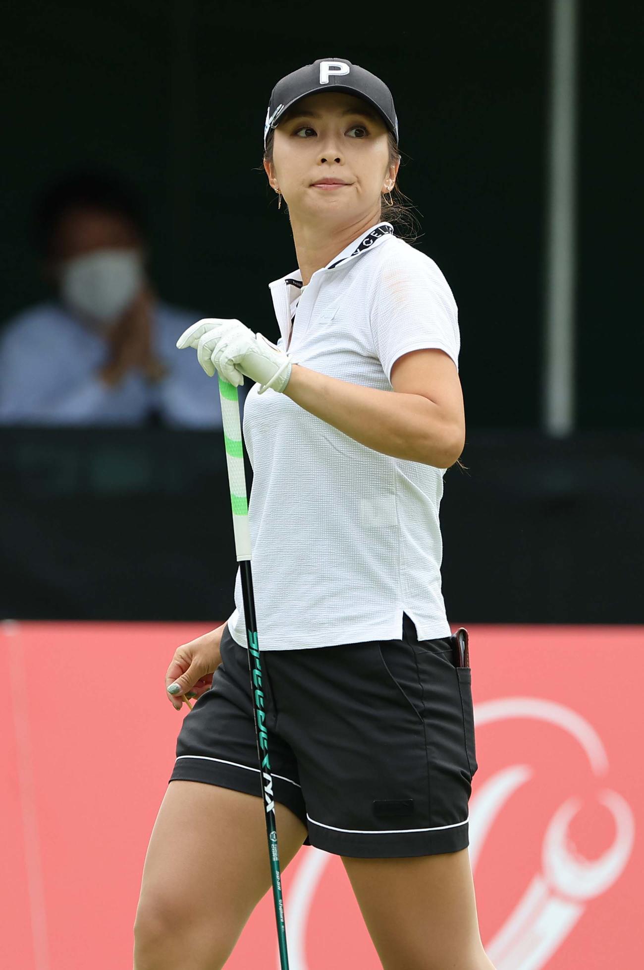 1番、打球の行方を見守る菊地絵理香（撮影・上田博志）
