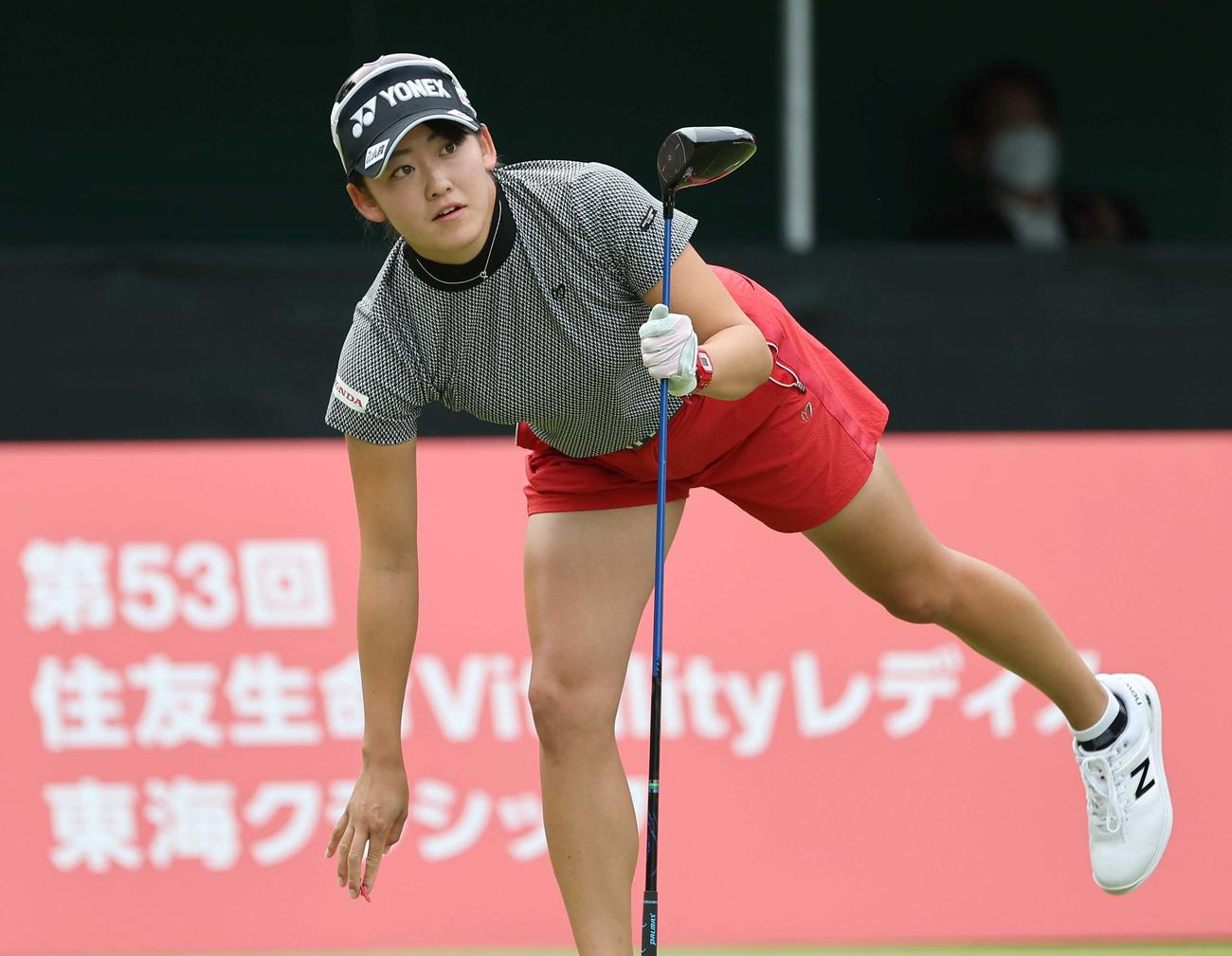 1番、打球の行方を見守る岩井千怜（撮影・上田博志）