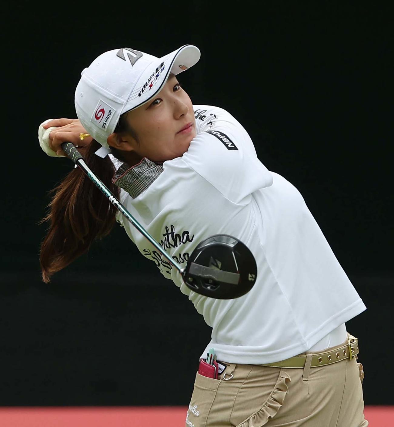 1番、ティーショットを放つ阿部未悠（撮影・上田博志）