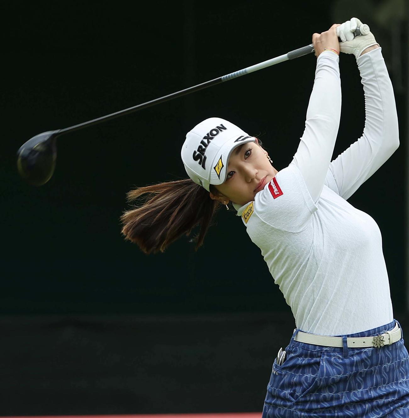 1番、ティーショットを放つ安田彩乃（撮影・上田博志）