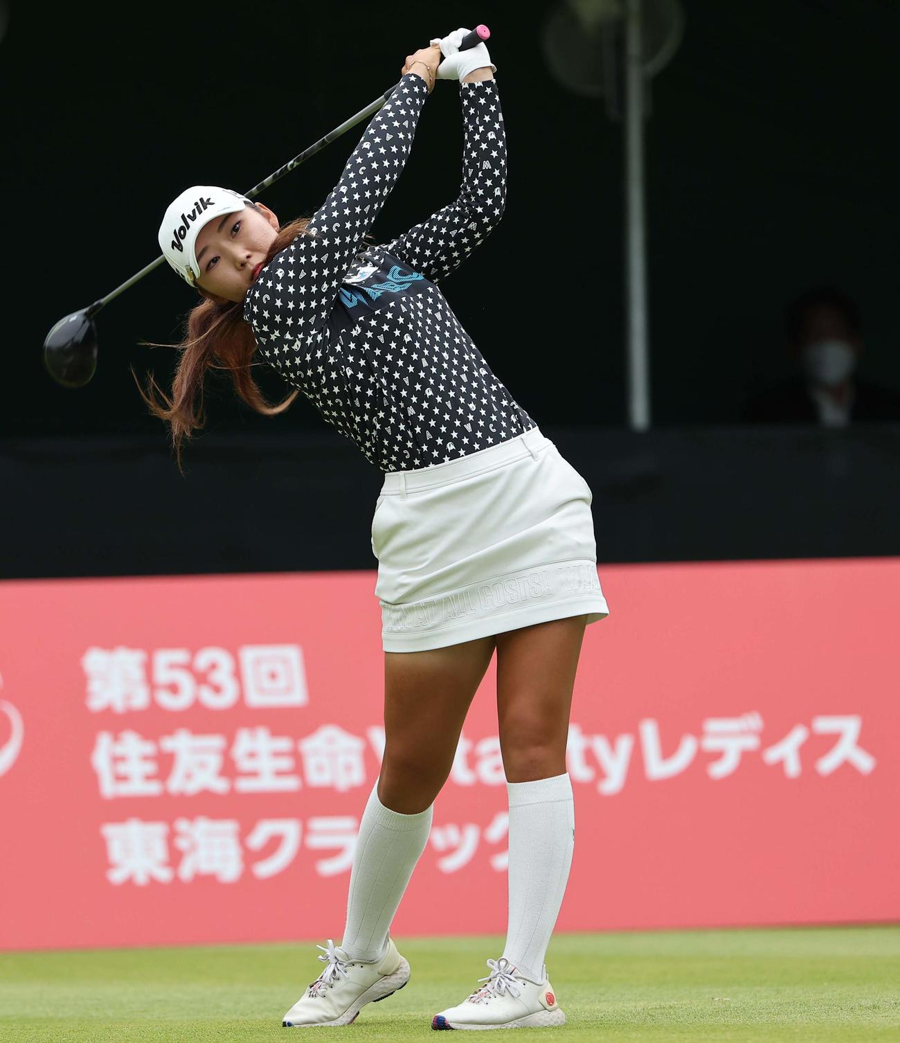 1番、ティーショットを放つ石井理緒（撮影・上田博志）