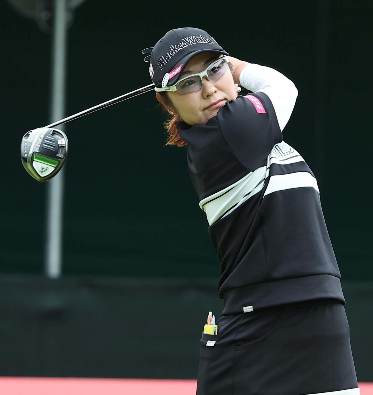 1番、ティーショットを放つ藤田さいき（撮影・上田博志）