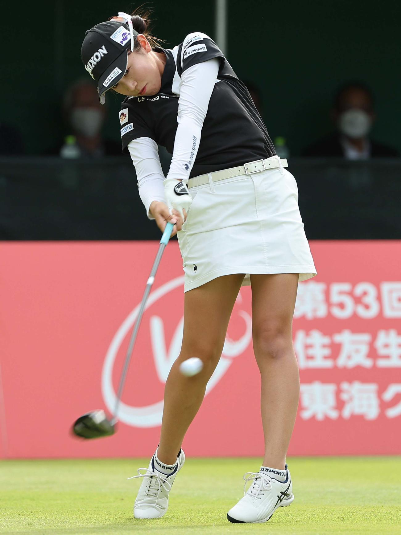 1番、ティーショットを放つ菅沼菜々（撮影・上田博志）