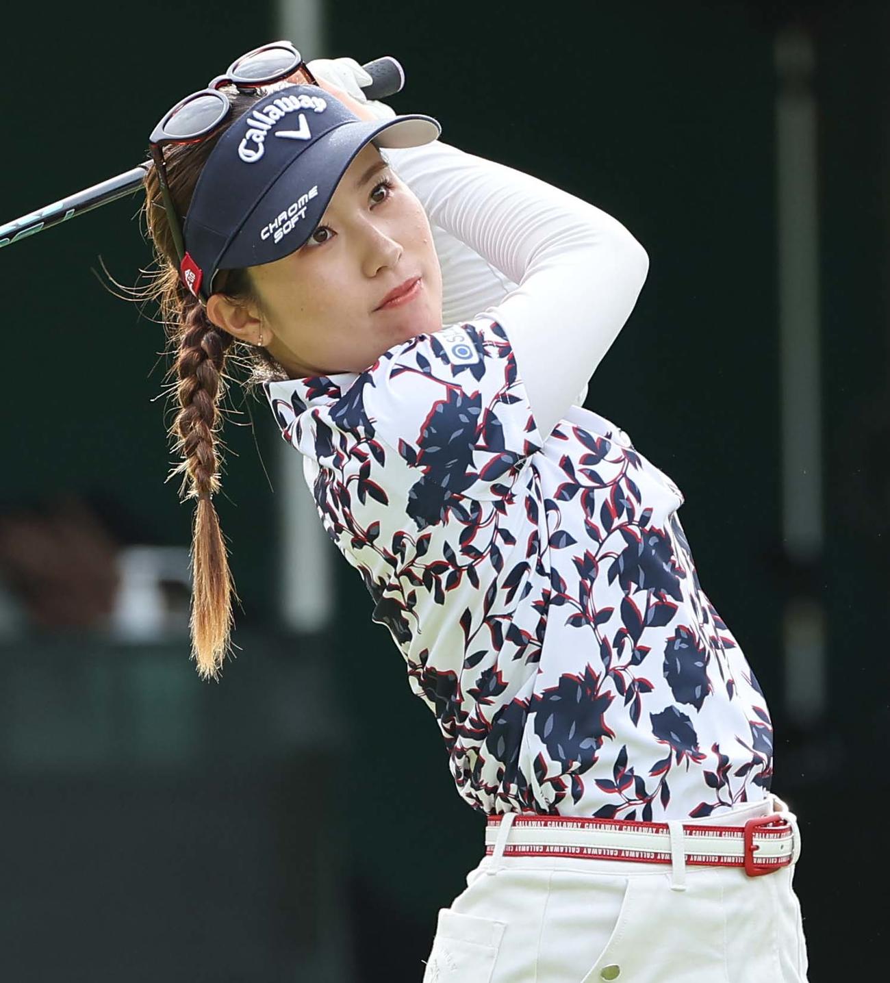 1番、ティーショットを放つ西村優菜（撮影・上田博志）