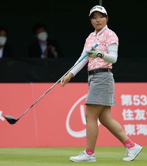 1番、ティーショットを放ちボールの行方を見守る新地真美夏（撮影・上田博志）