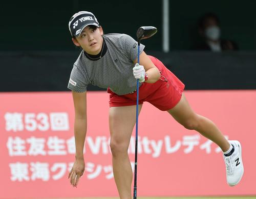 1番、打球の行方を見守る岩井千怜（撮影・上田博志）