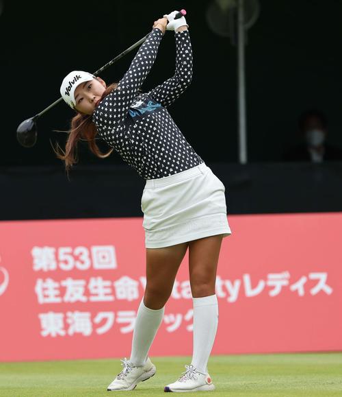 1番、ティーショットを放つ石井理緒（撮影・上田博志）