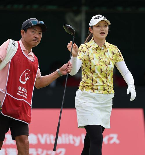 1番、セカンドへ向かう辻梨恵（撮影・上田博志）