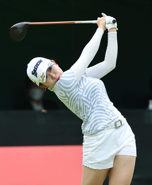 1番、ティーショットを放つ内田ことこ（撮影・上田博志）