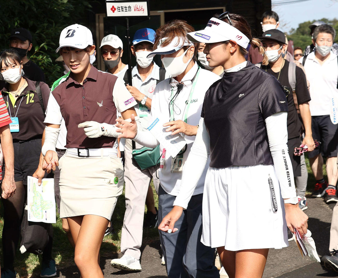 競技委員と話をしながら2番へ向かう馬場咲希（左）と原英莉花（撮影・上田博志）