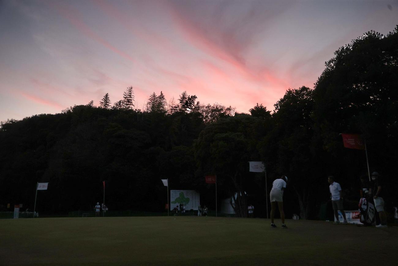 誰もいなくなった練習グリーンで夕暮れまでパッティング練習をする馬場咲希（撮影・上田博志）