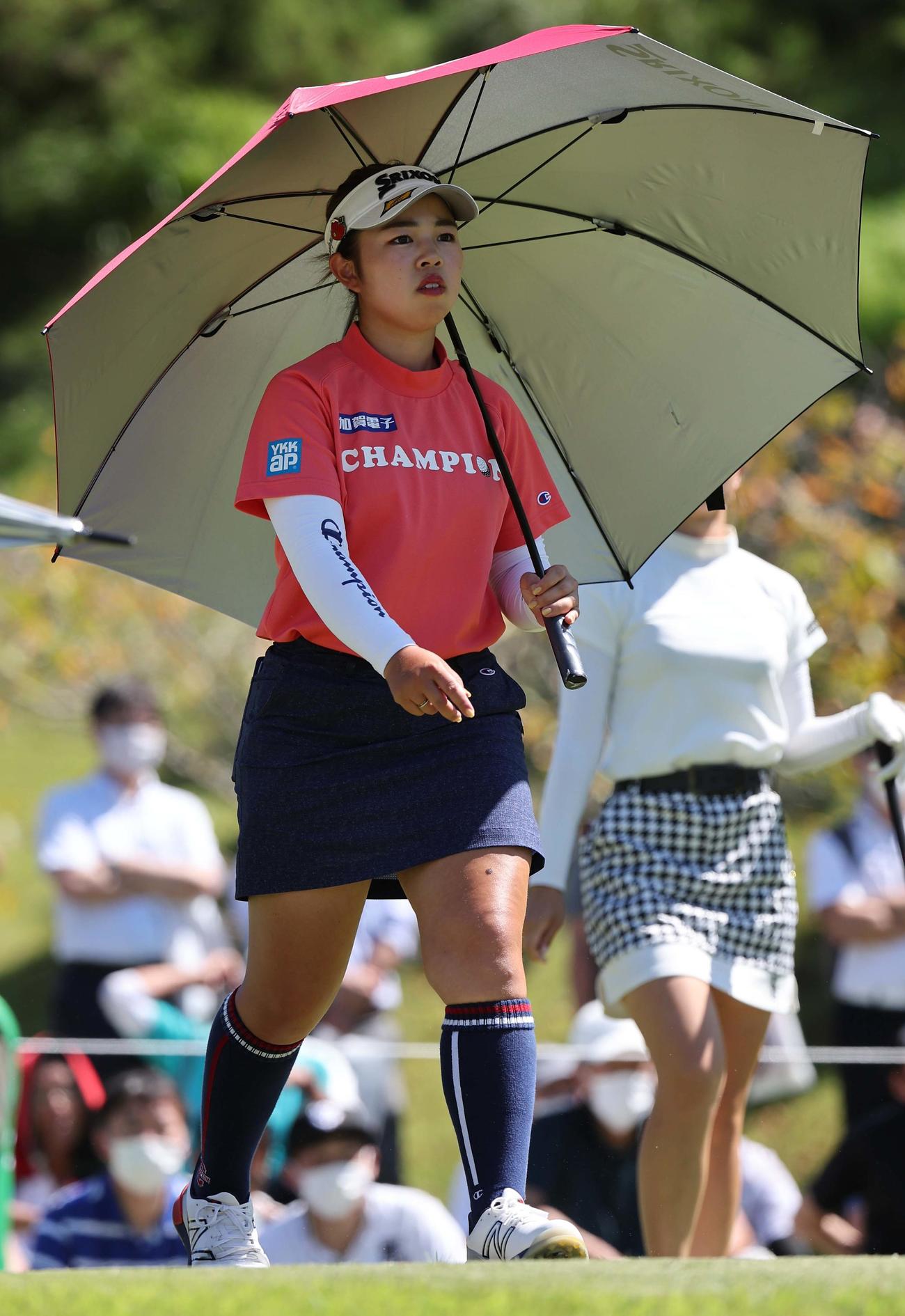 11番、ティーショットを放ちグリーンへ向かう山下美夢有（撮影・上田博志）