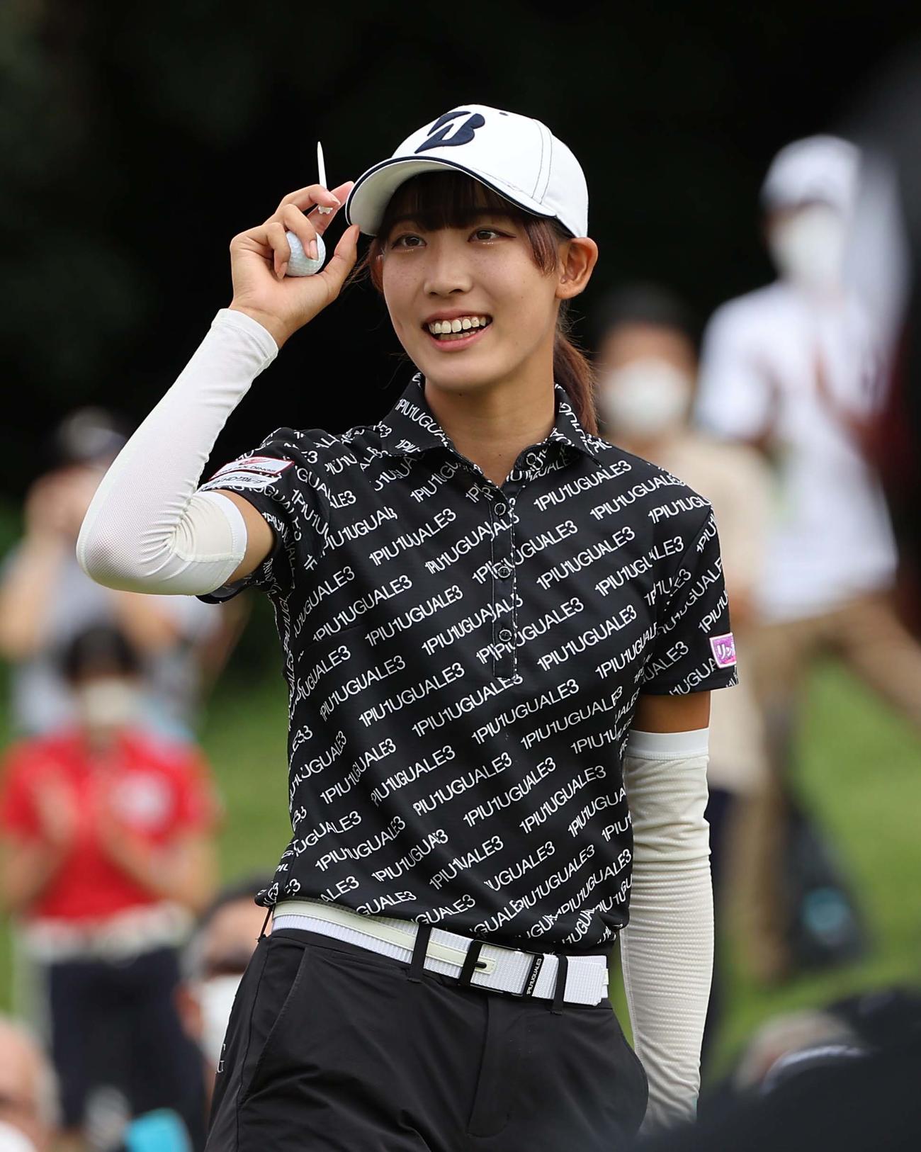 馬場咲希はギャラリーの拍手に笑顔で応える（撮影・上田博志）