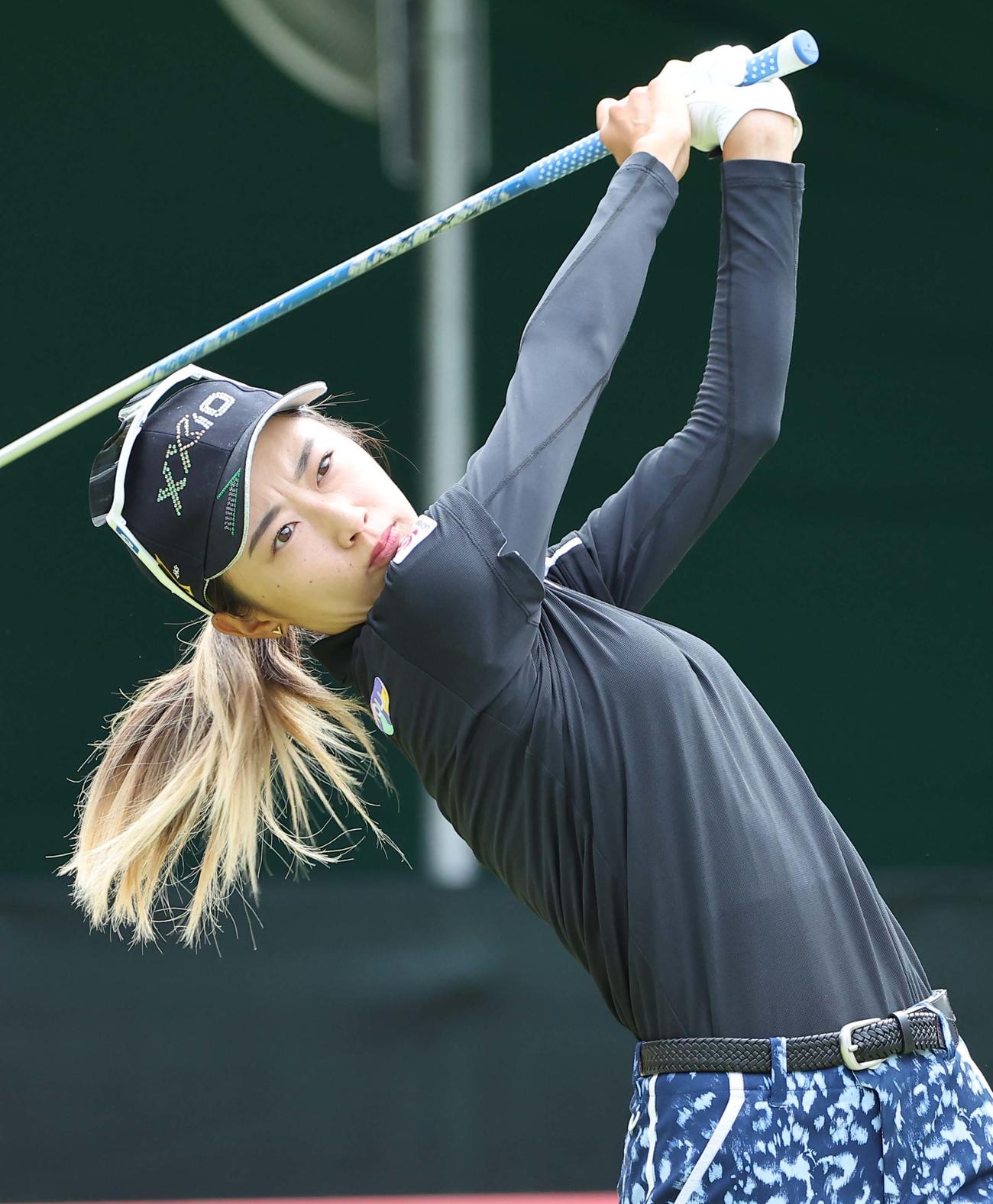 1番、ティーショットを放つ安田祐香（撮影・上田博志）