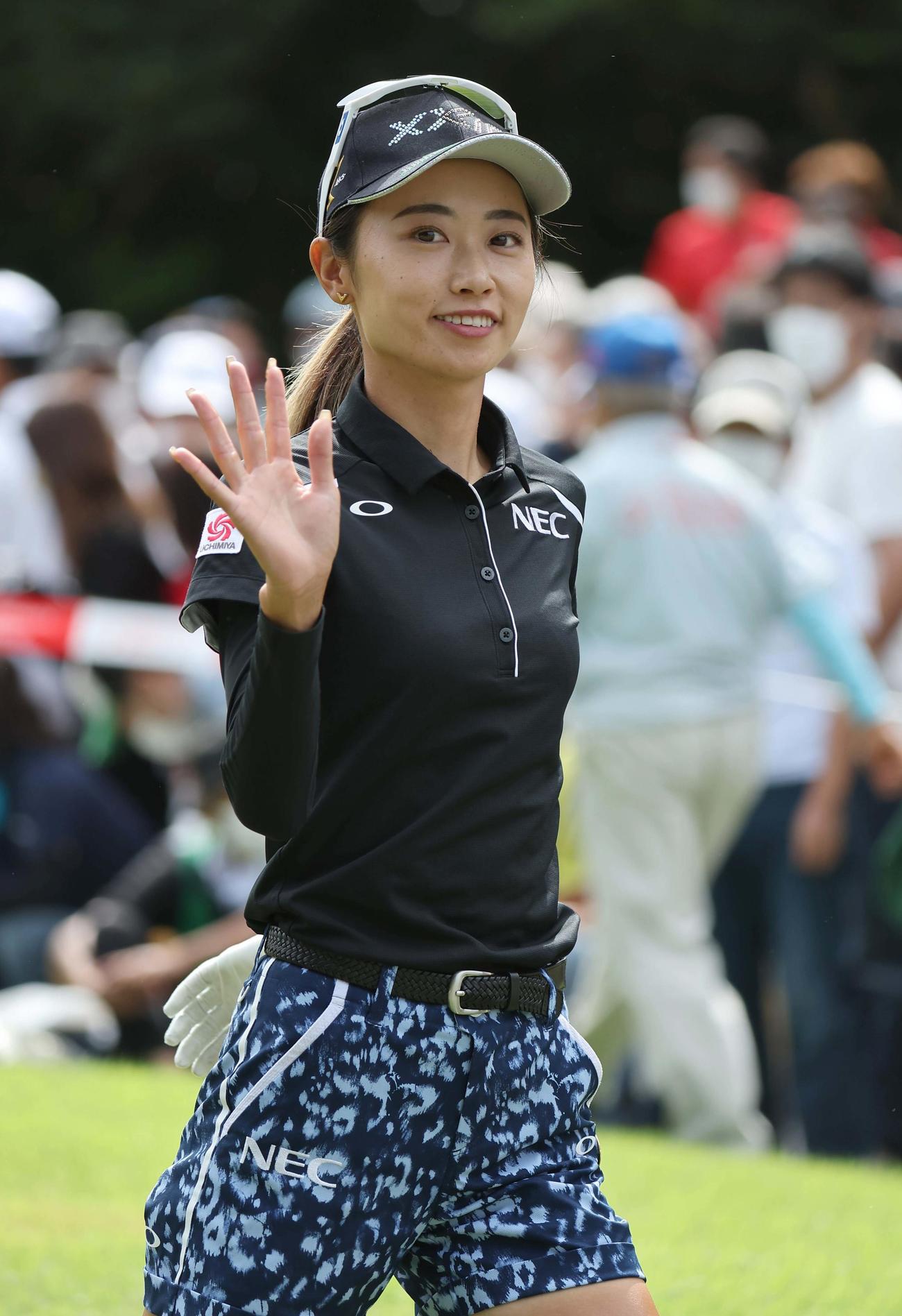 1番、笑顔を見せながらセカンドへ向かう安田祐香（撮影・上田博志）