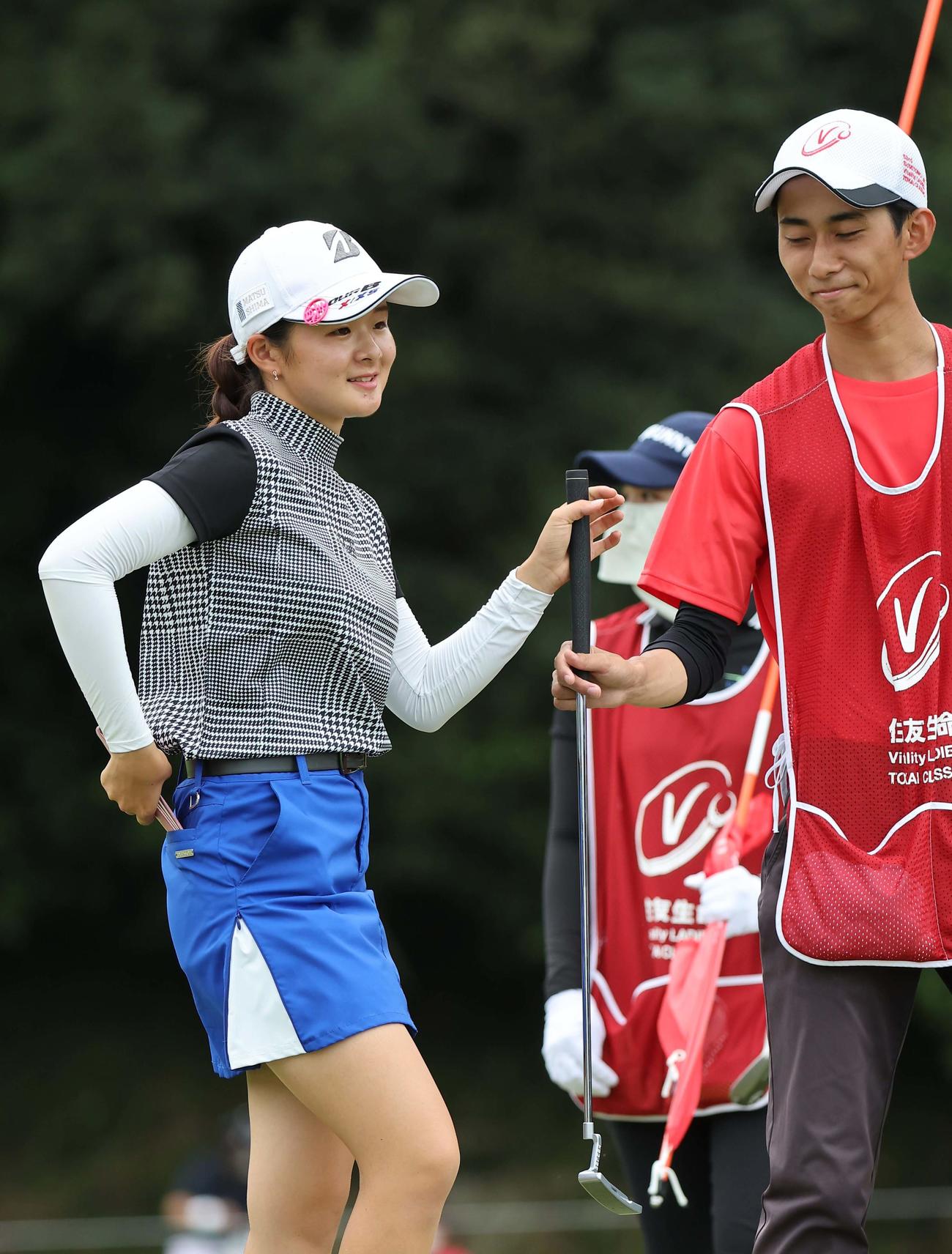 9番、6オーバーでホールアウトし悔しそうな表情を見せる川崎春花（撮影・上田博志）