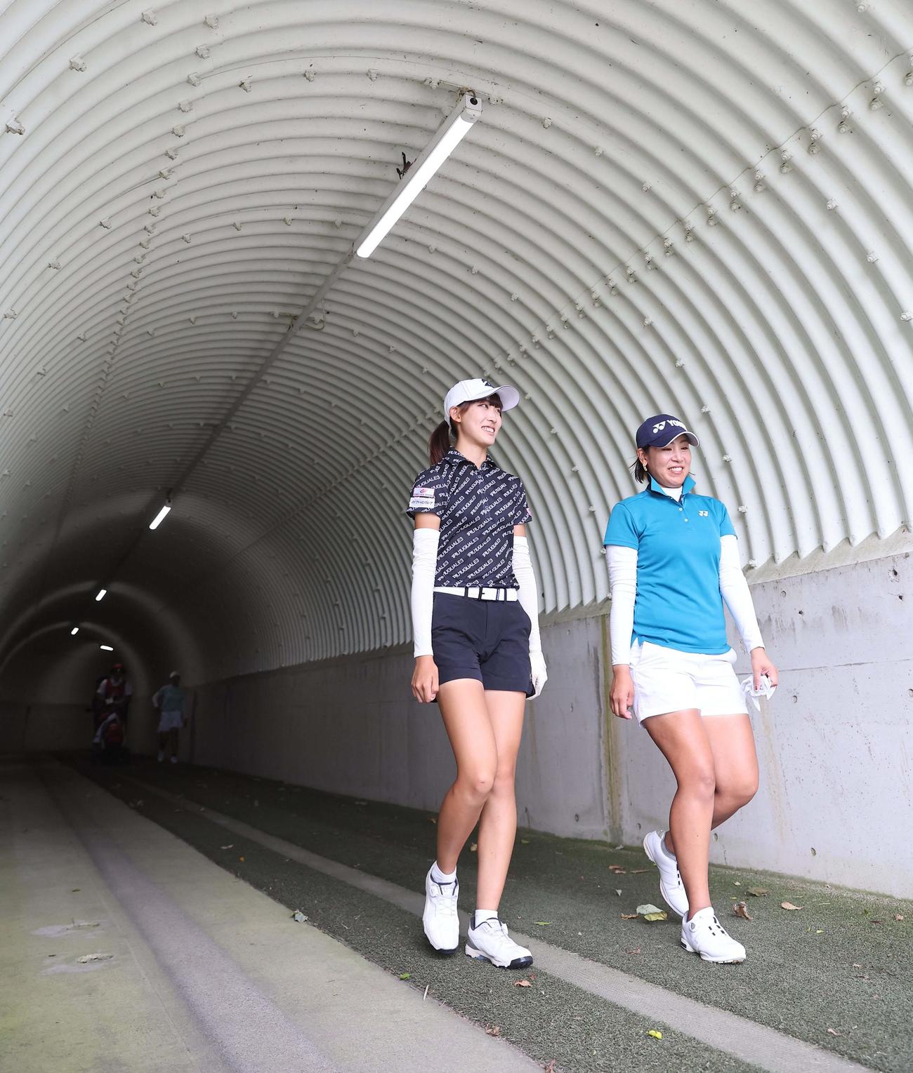 トンネルを通り16番へ向かう馬場咲希（左）と若林舞衣子（撮影・上田博志）