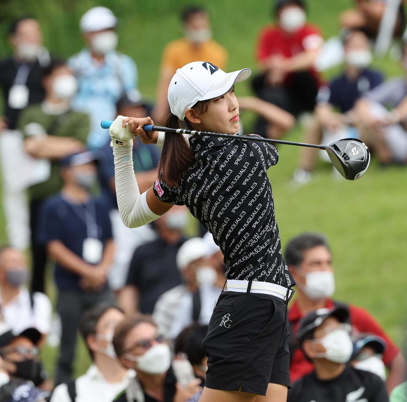 10番、ティーショットを放つ馬場咲希（撮影・上田博志）
