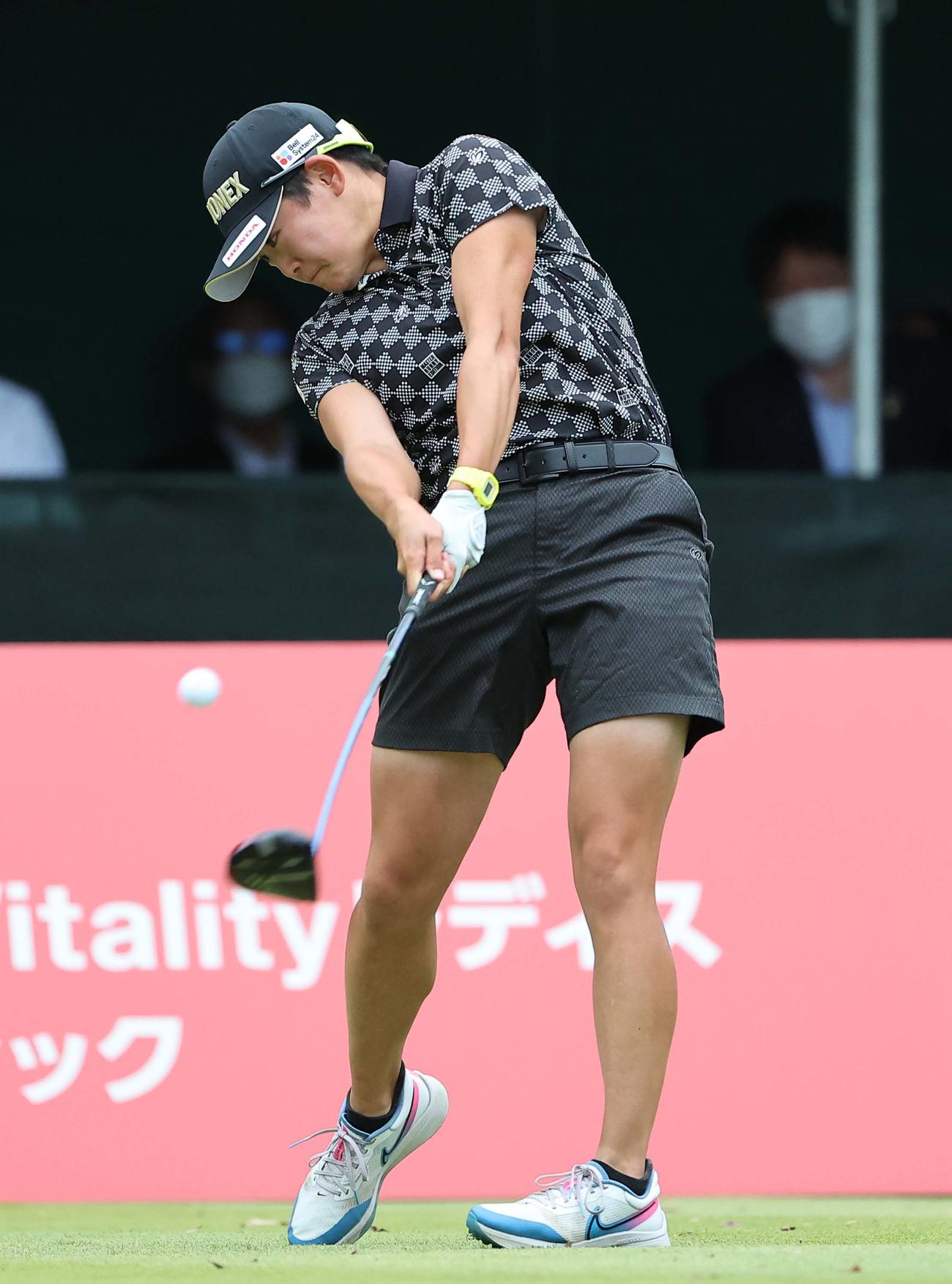 ドライビング女王コンテストで295ヤードを飛ばした岩井明愛（撮影・上田博志）