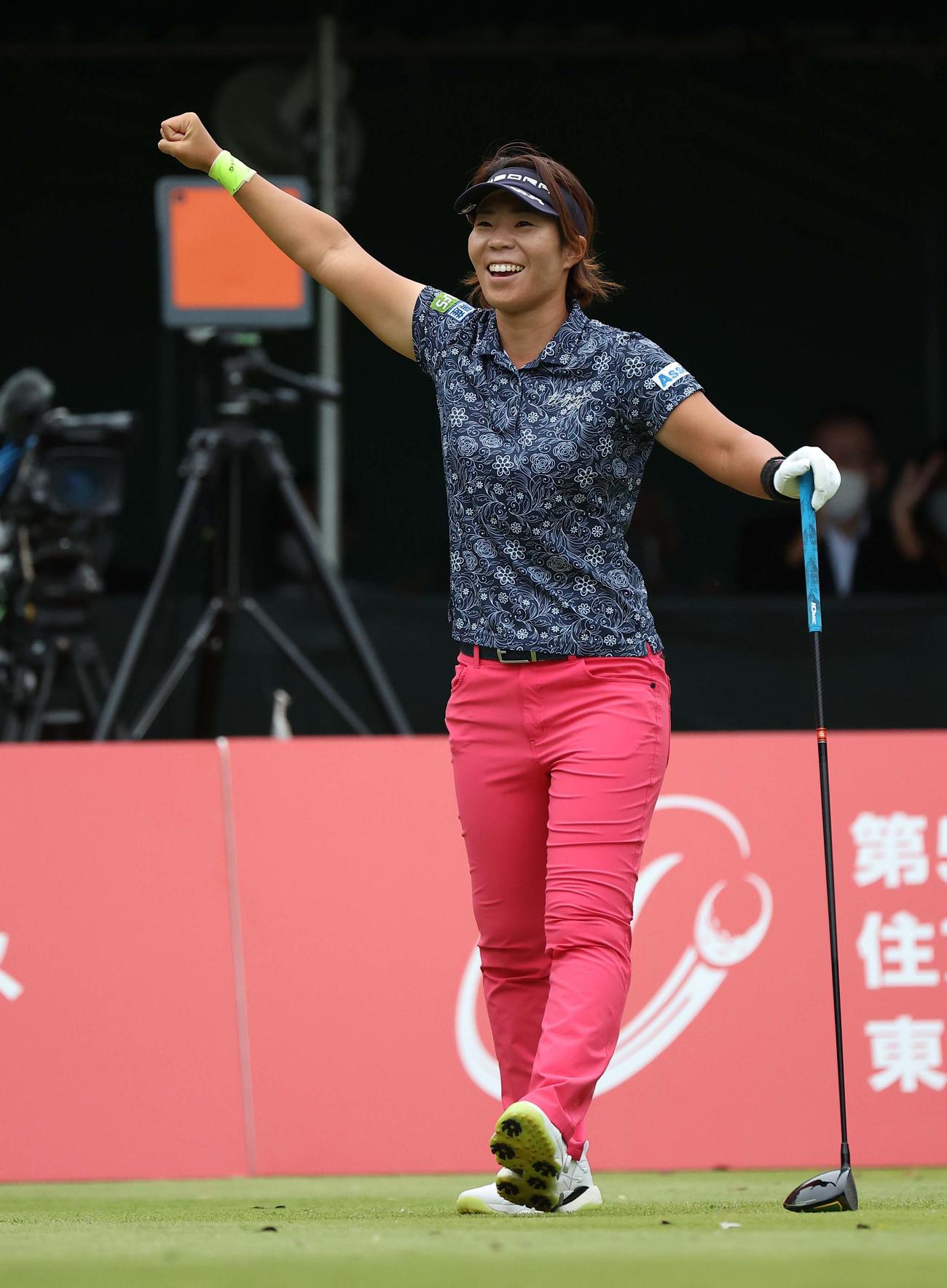 ドライビング女王コンテストで302.3ヤードを飛ばし優勝した穴井詩（撮影・上田博志）
