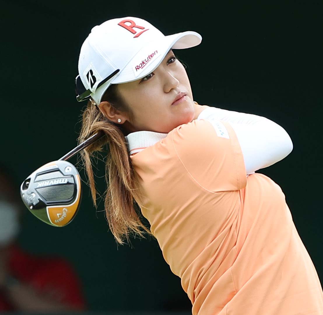 1番、ティーショットを放つ稲見萌寧（撮影・上田博志）