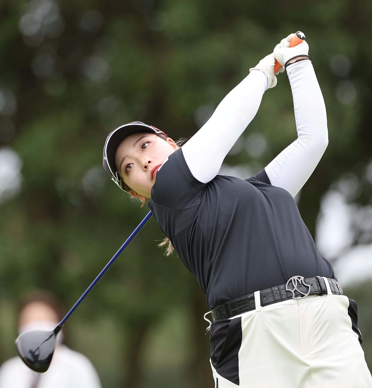 12番、ティーショットを放つ後藤未有（撮影・上田博志）