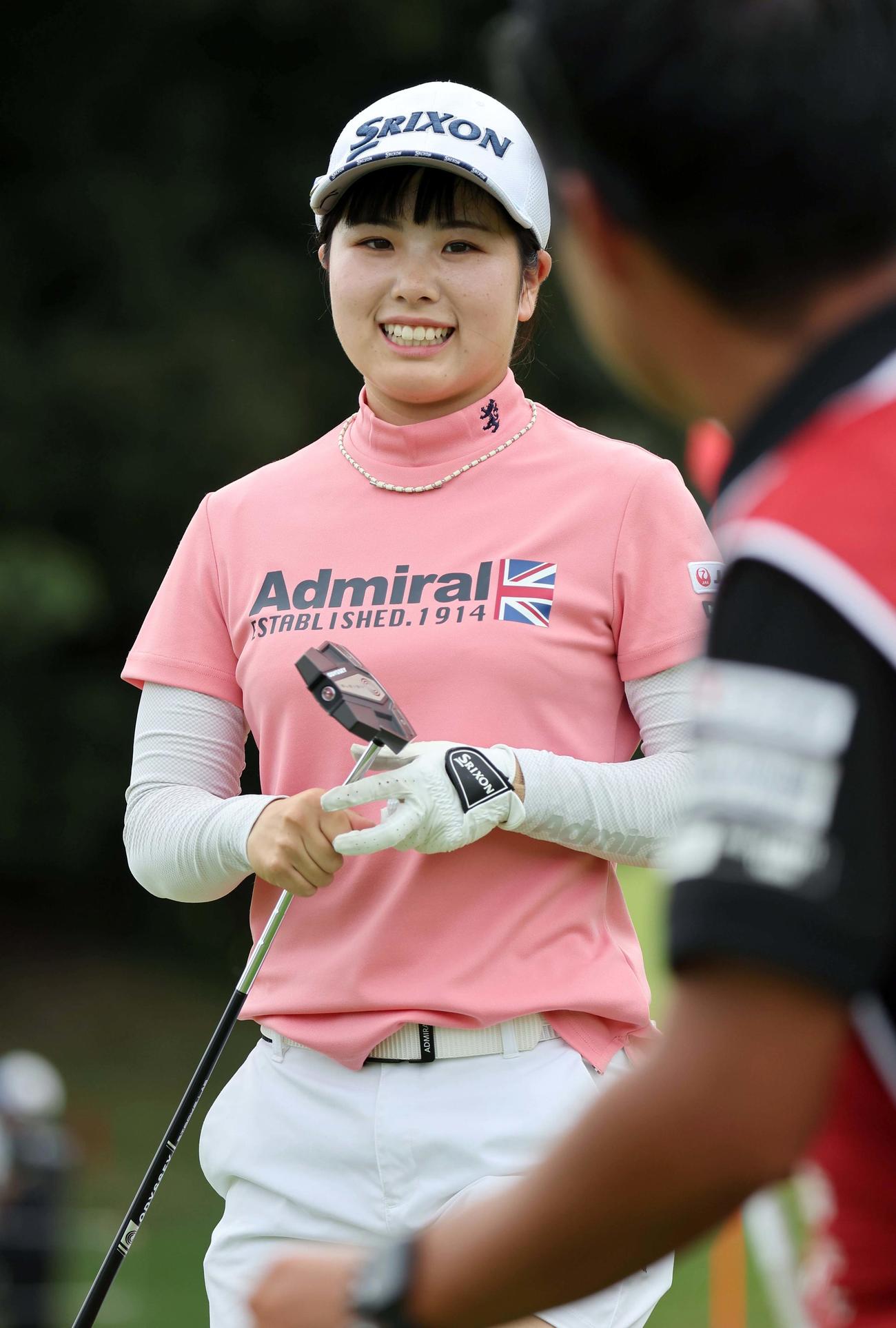 9番、パーセーブした尾関彩美悠は笑顔を見せる（撮影・上田博志）