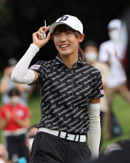 馬場咲希はギャラリーの拍手に笑顔で応える（撮影・上田博志）