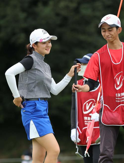 9番、6オーバーでホールアウトし悔しそうな表情を見せる川崎春花（撮影・上田博志）