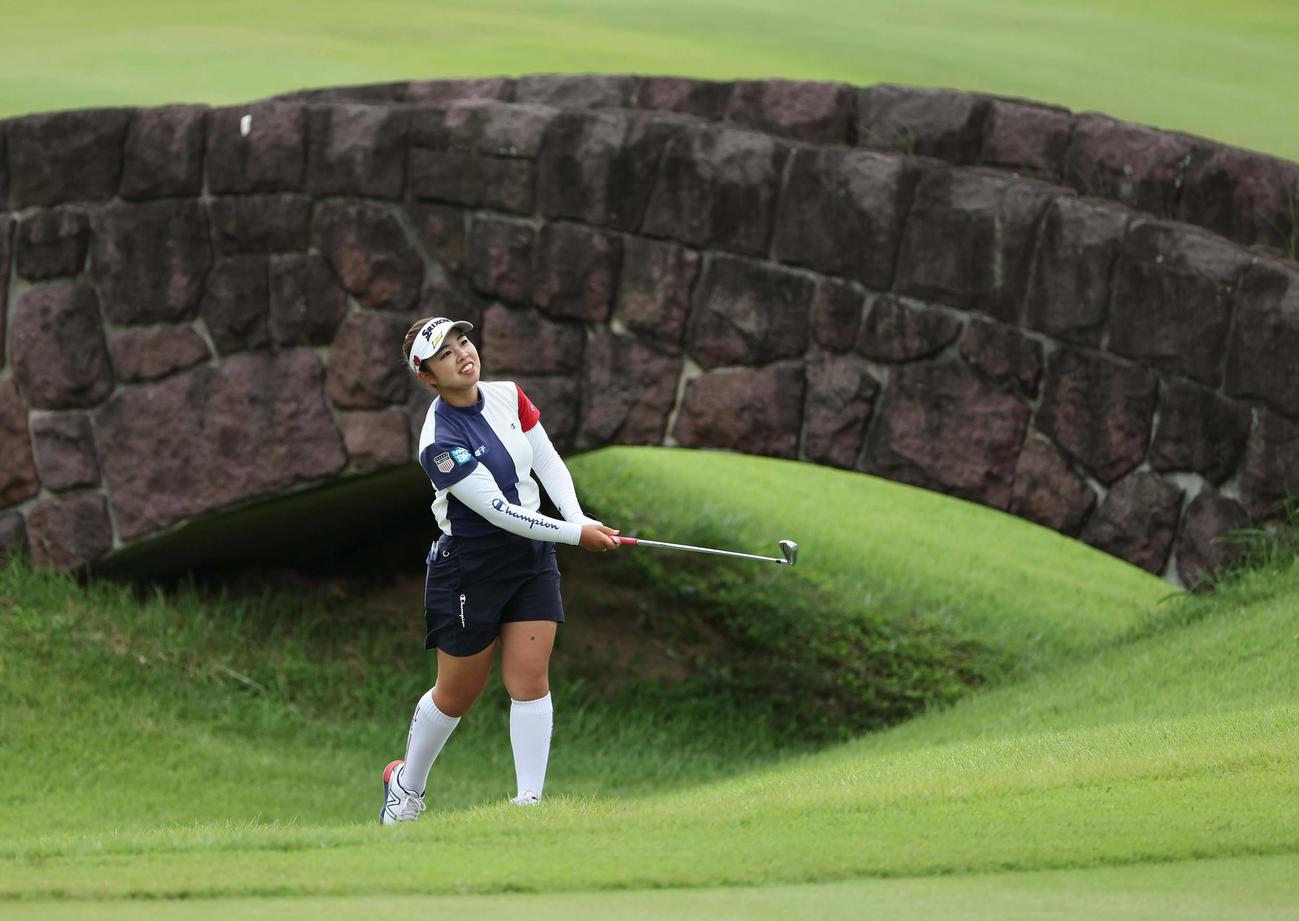 12番、橋のたもとからサードショットを放つ山下美夢有（撮影・上田博志）