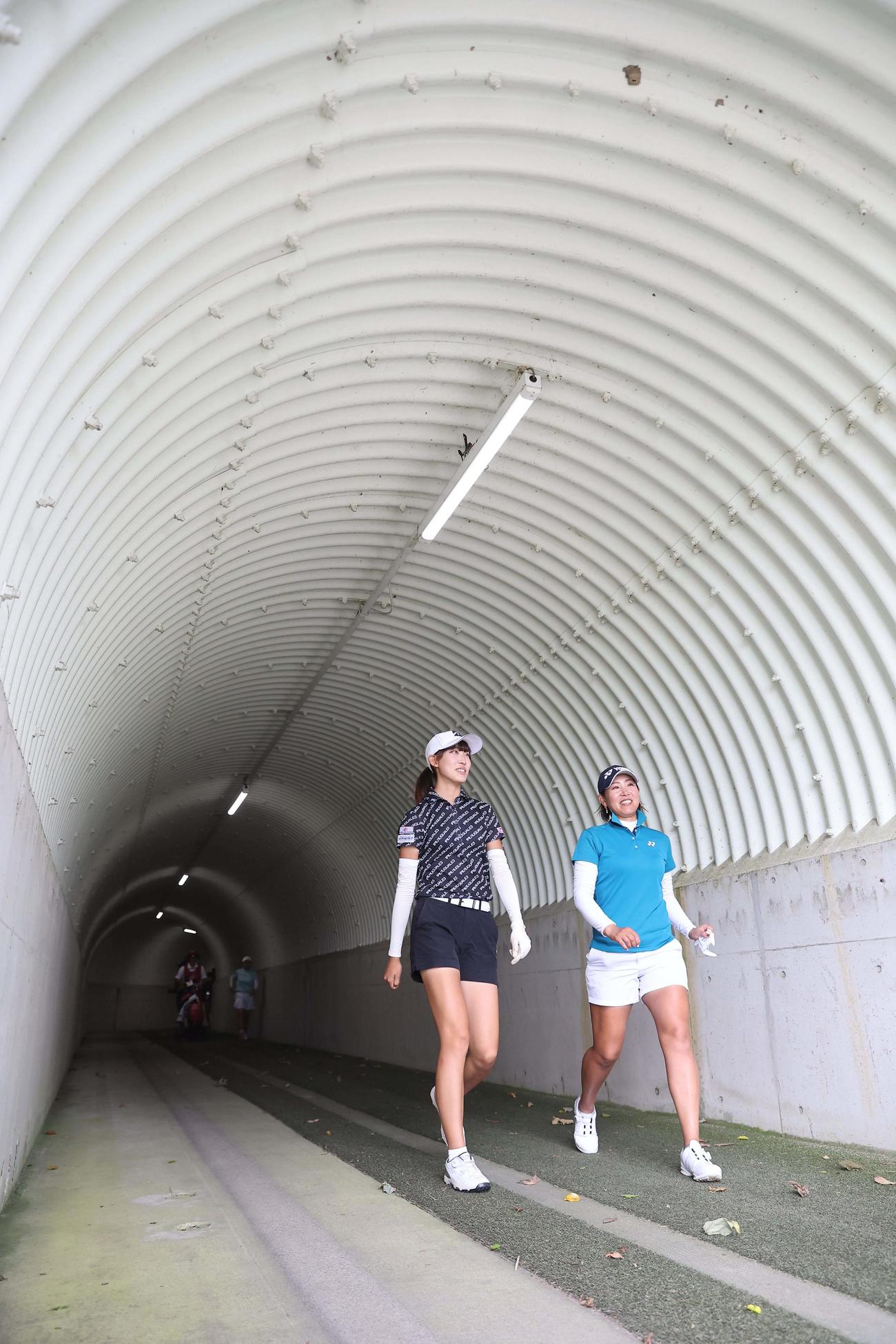 トンネルを通り16番へ向かう馬場咲希（左）と若林舞衣子（撮影・上田博志）