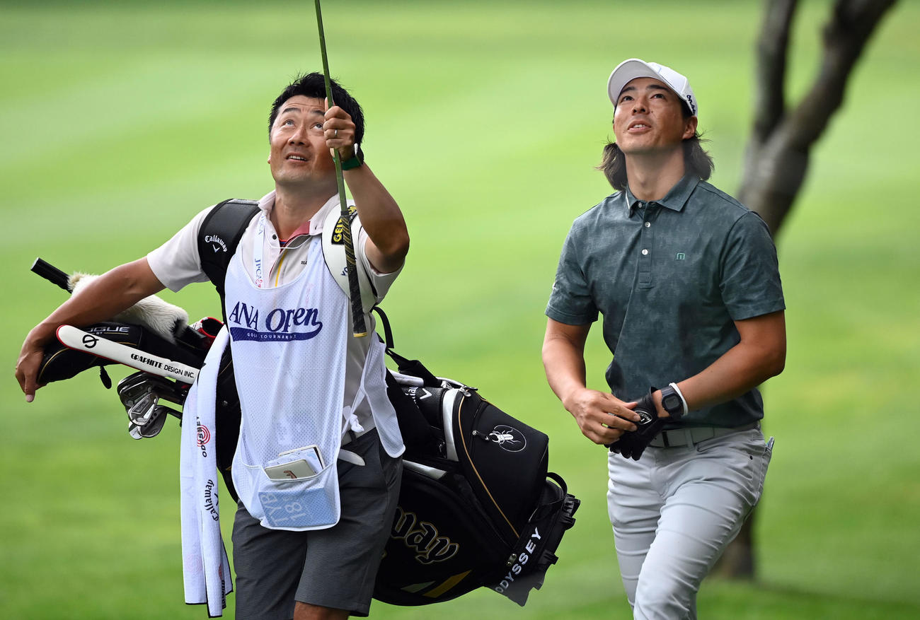 18番、林からの2打目でグリーンに乗せた石川遼は笑顔を見せる（撮影・たえ見朱実）