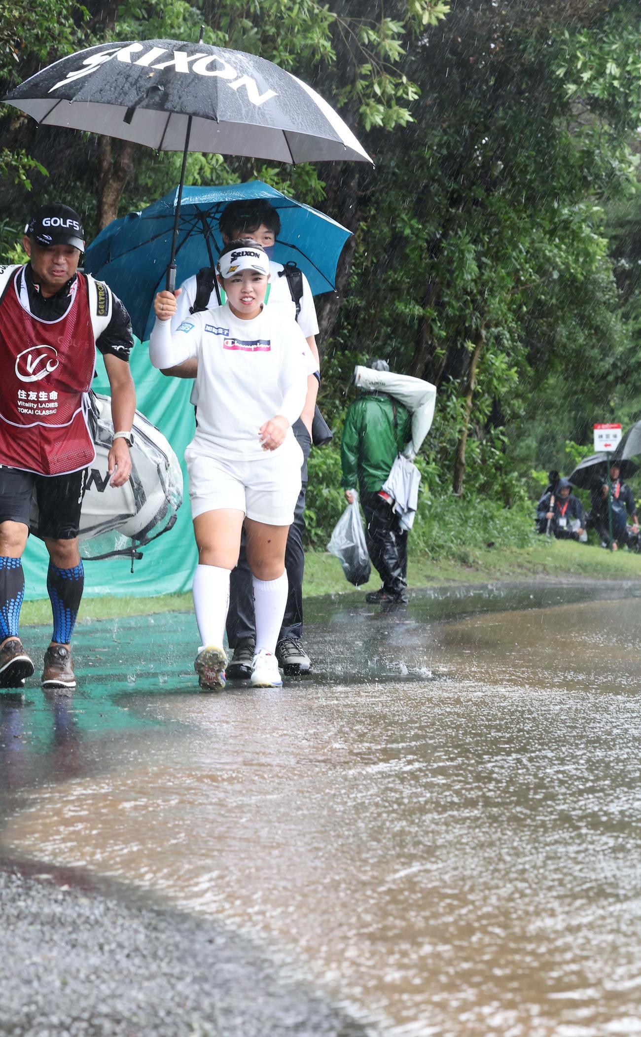 降り続く大雨で中断となり、クラブハウスへ引き揚げる山下美夢有（撮影・上田博志）
