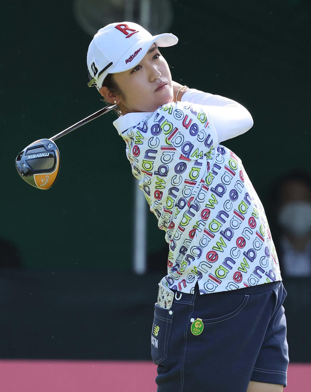 1番、ティーショットを放つ稲見萌寧（撮影・上田博志）