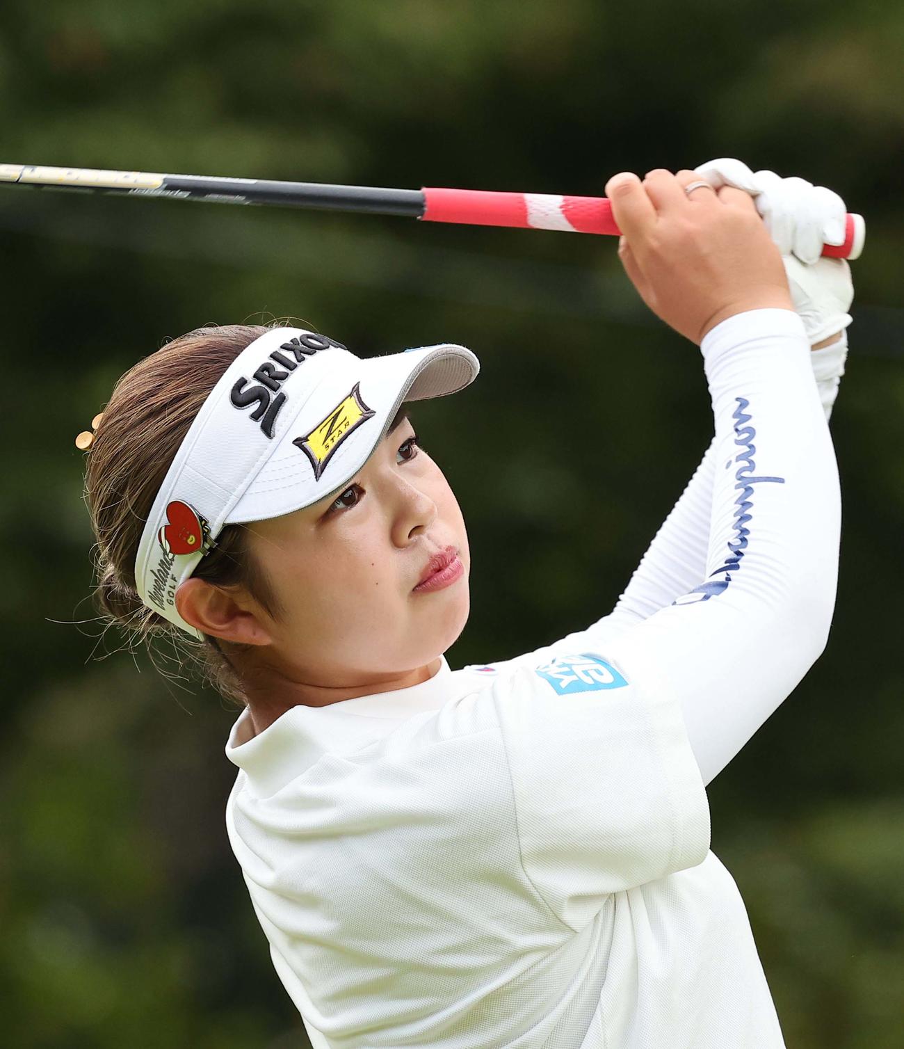 1番、ティーショットを放つ山下美夢有（撮影・上田博志）