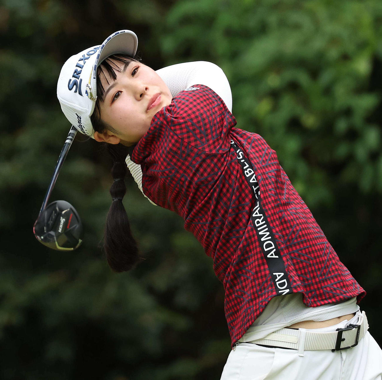 18番、ティーショットを放つ尾関彩美悠（撮影・上田博志）