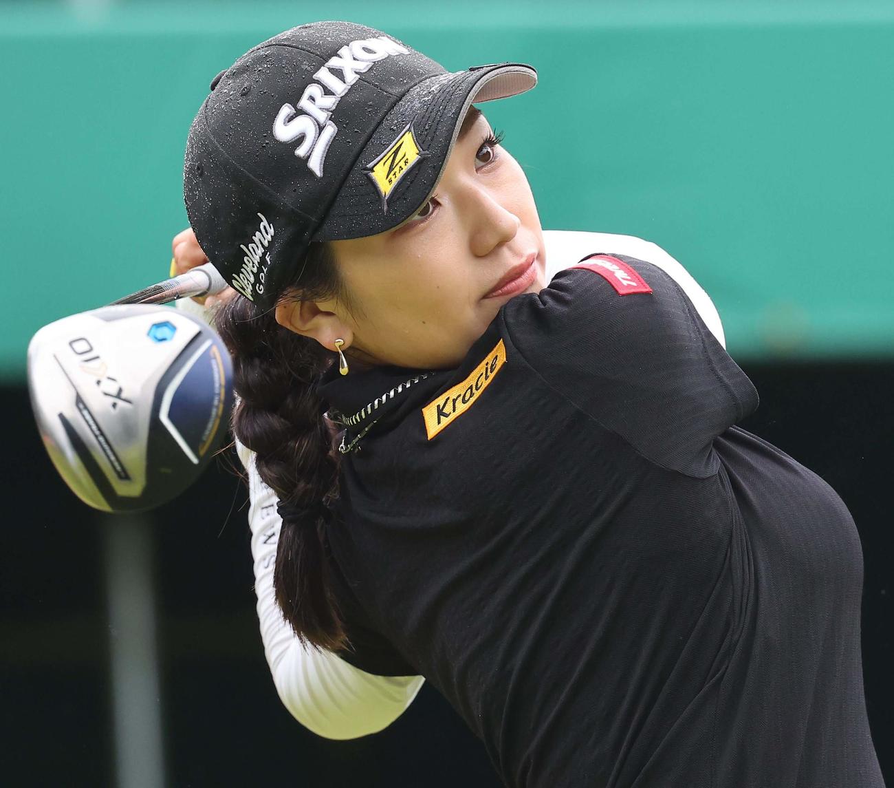 1番、ティーショットを放つ安田彩乃（撮影・上田博志）