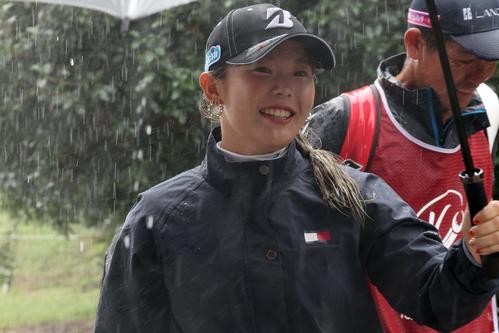降り続く大雨で中断となり、クラブハウスへ引き揚げる吉田優利（撮影・上田博志）
