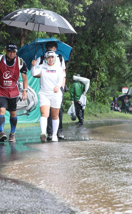 降り続く大雨で中断となり、クラブハウスへ引き揚げる山下美夢有（撮影・上田博志）